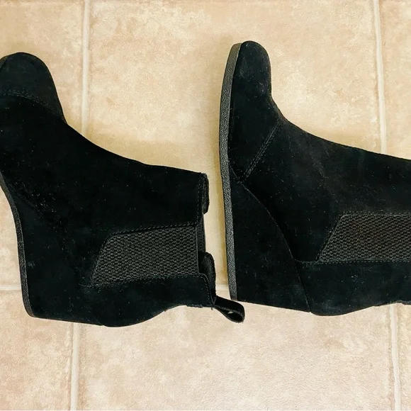 TOMS Chic Black Suede Wedge Booties - Picture 6 of 8